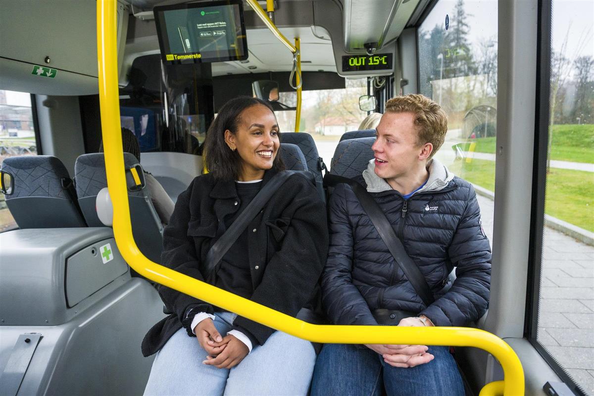 bilde som viser passasjerer i buss - Klikk for stort bilde