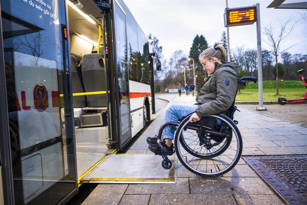 UU bilde av rullestol trille ombord på buss - Klikk for stort bilde