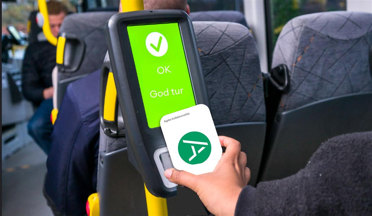 Illustrasjon som viser person som holder reisekortet mot validator - Klikk for stort bilde