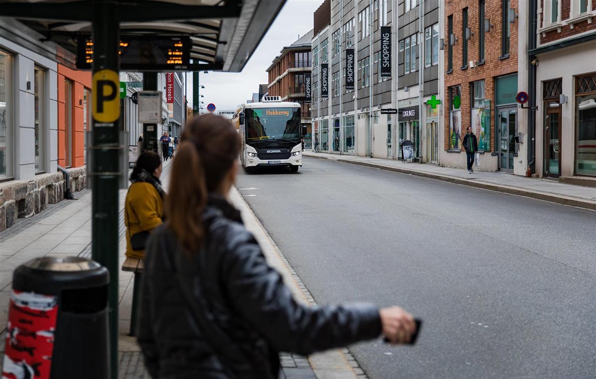 bilde som viser passasjer som holder ut hånden for å stoppe bussen - Klikk for stort bilde