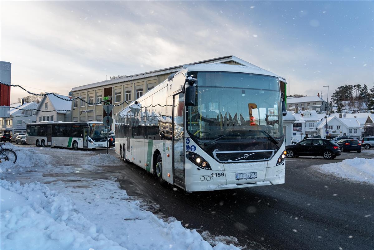 bilde av busser i trafikken - Klikk for stort bilde