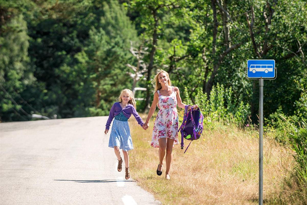 bilde mor og barn med skolesekk - Klikk for stort bilde