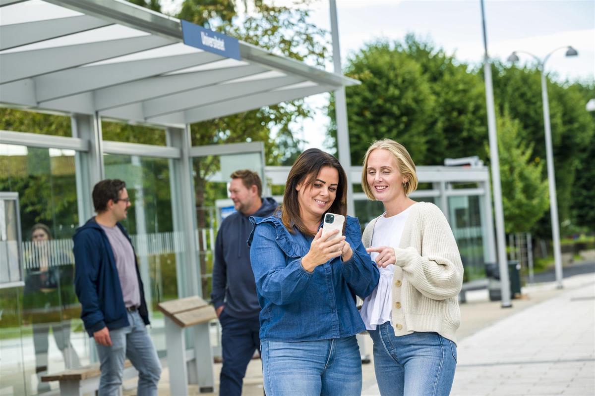bilde som viser passasjer med mobiltelefon - Klikk for stort bilde