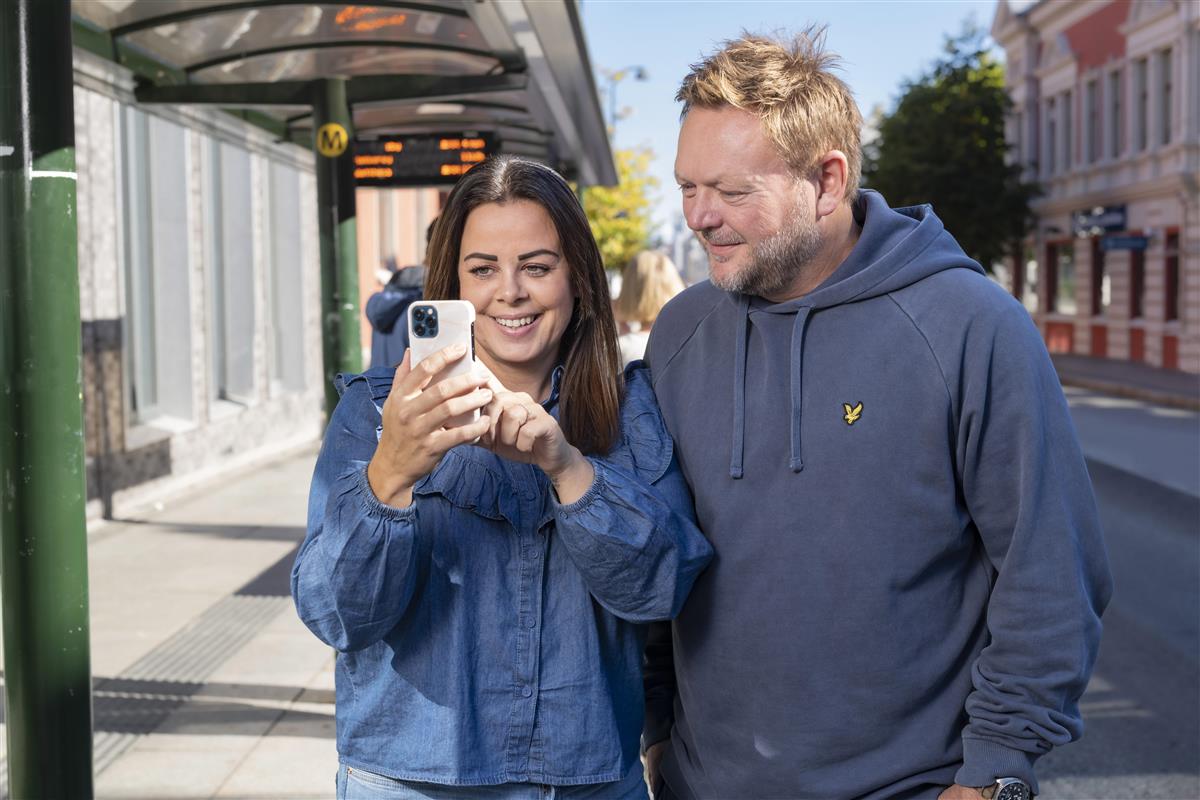 Bilde som viser passasjerer på holdeplass - Klikk for stort bilde