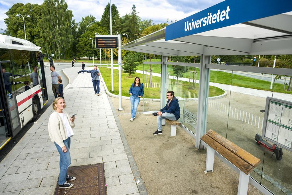 bilder av personer på holdeplass - Klikk for stort bilde